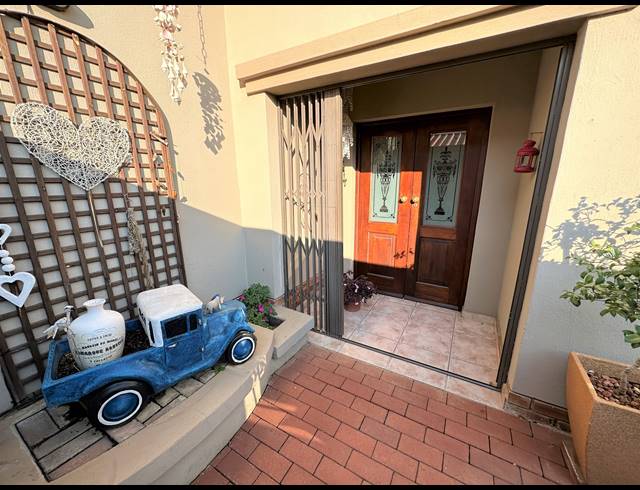 4 BEDROOM FREEHOLD FOR SALE IN BRONBERG